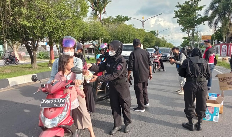 Peduli Sesama, DPD PDIP Kalteng Bagikan 1.000 Bungkus Takjil