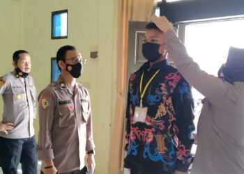 Kabag SDM Polres Gumas Kompol Ade Ruslani sedang mengecek seleksi penerimaan calon siswa Polri di aula Patria Tama Polres Gumas, Senin