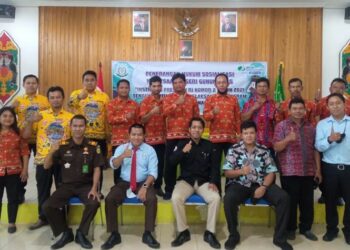 Kasi Intelijen Kejari Gumas Teguh Iskandar SH sedang menyerahkan cinderamata kepada kades yang merupakan peserta kegiatan sosialisasi di aula Kejari setempat, Kamis
