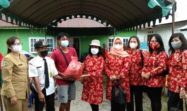 Ketua DWP Kabupaten Kapuas Dra Apolonia bersama anggota mwnyerahkan menyerahkan bantuan kepada warga Desa Mambulau Kecamatan Bataguh yang terdampak bencana kebakaran