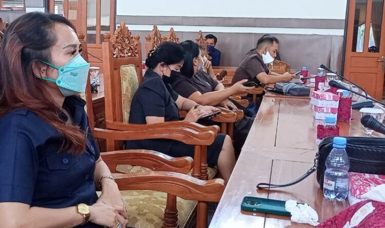 Ketua Komisi II DPRD Gumas Nomi Aprilia bersama koleganya sedang serius mengikuti rapat di gedung dewan setempat, belum lama ini.