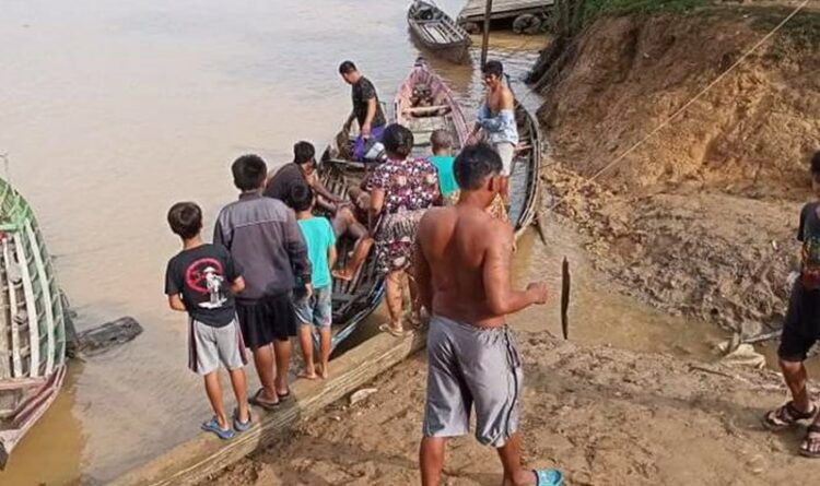 Korban tenggelam sedang dievakuasi anggota Polisi dan warga dari tempat kejadian di Sungai Kahayan