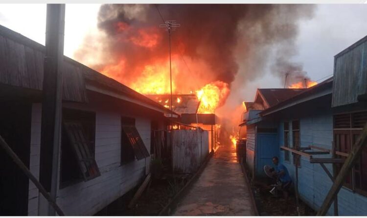 Lupa Matikan Kompor Diduga Penyebab Kebakaran 14 Rumah di Kabupaten Kapuas.
