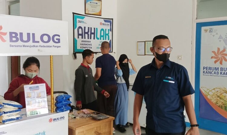 Pelayanan penjualan komoditi di Perum Bulog Kantor Cabang Kapuas Jalan Maluku.