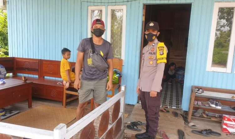 Personel Polsek Seruyan Hilir Laksanakan Himbauan Larangan Bakar Hutan dan Lahan di Desa Muara Dua.