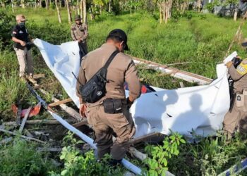 Personil Satpol PP Kabupaten Katingan saat menertibkan sejumlah spanduk dan reklame di pusat Kota Kasongan
