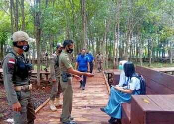 Personil Satpol PP Kabupaten Katingan saat menggelar razia dan patrol dibeberapa ruang terbuka hijau yang ada di Kasongan, Kamis