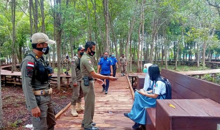 Personil Satpol PP Kabupaten Katingan saat menggelar razia dan patrol dibeberapa ruang terbuka hijau yang ada di Kasongan, Kamis