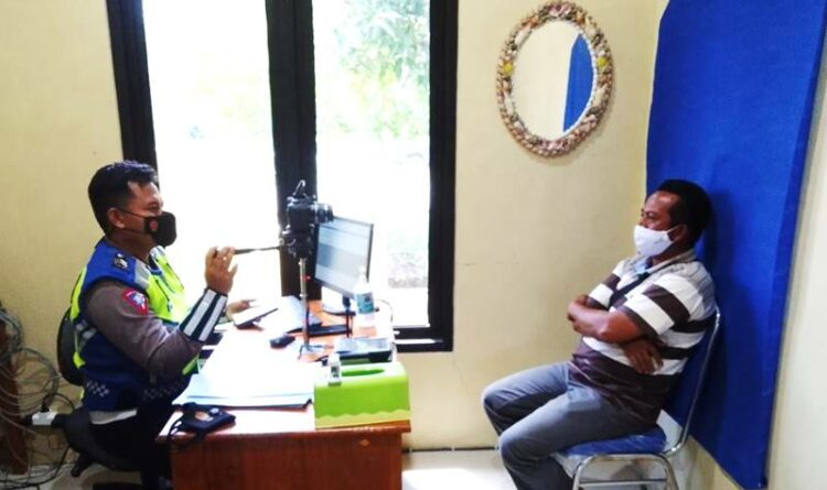 Petugas Pelayanan Satpas Polres Seruyan Lakukan Penerbitan SIM Kepada Pemohon