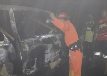 Satu Unit Mobil Pick Up Pengangkut Material Hangus Terbakar