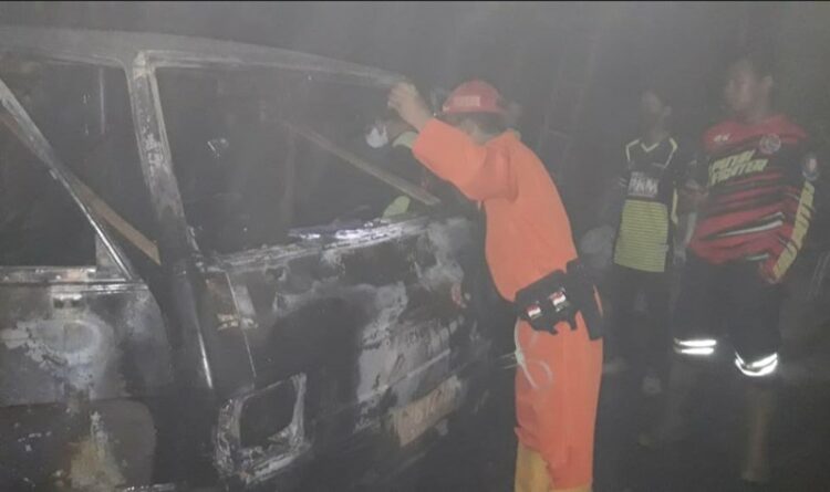 Satu Unit Mobil Pick Up Pengangkut Material Hangus Terbakar