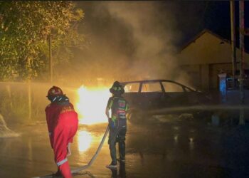 Diduga Angkut BBM, Sebuah Mobil Hangus Terbakar