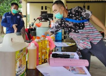Penjual Minyak Goreng Curah di Murung Raya Caplok Label Kunci Mas Untuk Raup Keuntungan