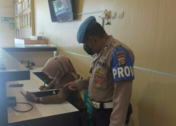 Propam Lakukan Pengawasan Piket Lobi Mako Polres Seruyan