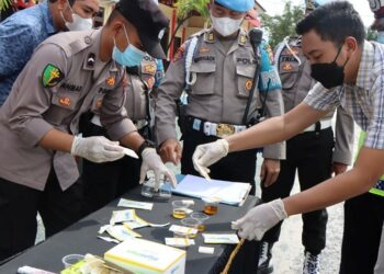 Propam Polda Kalteng Periksa Senpi dan Tes Urin Kepada Personil Polres Katingan