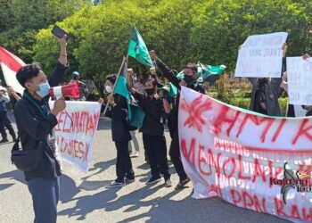 Aksi Demo HMI Kapuas Sampaikan Aspirasi di Bundaran Kecil