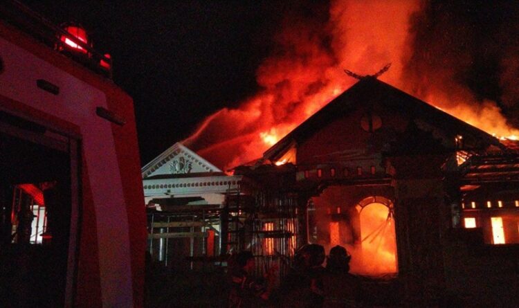Sebuah Rumah di Jalan G. Obos Palangka Raya Terbakar