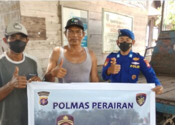 Satpolairud Polres Seruyan Sambangi Awak Kapal Yang Berlabuh Di Pelabuhan KP3