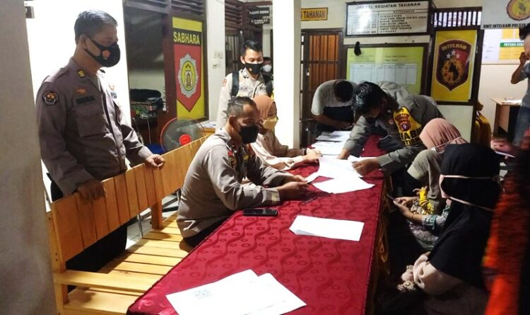 Polsek Dusun Tengah Salurkan BTP Bagi Pemilik Warung dan PKL