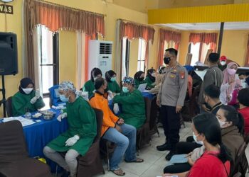 Tinjau 1 Juta Vaksinasi Booster, Wakapolresta Juga Bagikan Bansos Bagi Masyarakat