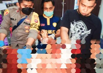 Tampak Anggota Polres Gumas sedang mengevakuasi korban dari TKP ke RSUD Kurun, Kamis