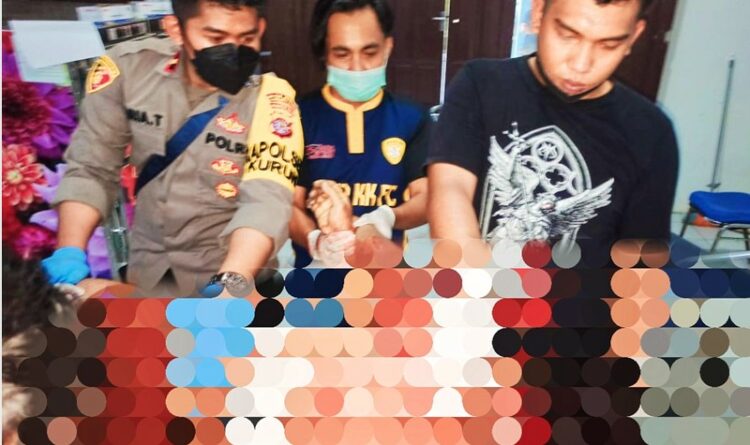 Tampak Anggota Polres Gumas sedang mengevakuasi korban dari TKP ke RSUD Kurun, Kamis