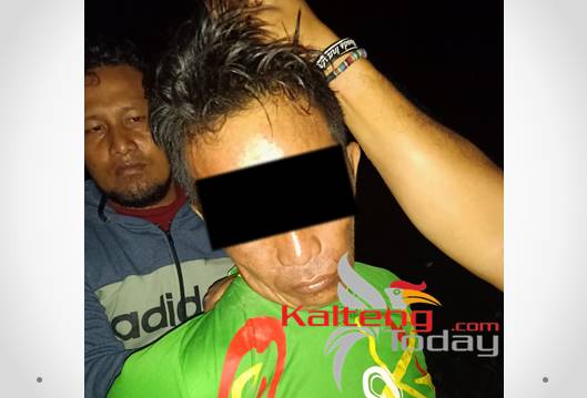 Tersangka penusukan Fahmi saat diringkus Sat Reskrim Polres Kapuas.
