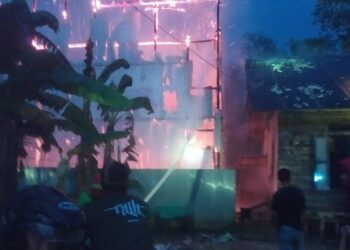 Kebakaran Hebat Luluhlantakkan Bangunan Walet di Ampah