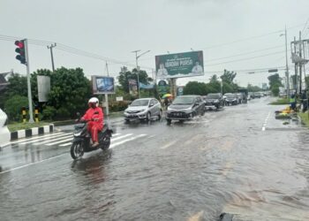 Drainase Tersumbat, Genangan Air di Tjilik Riwut Sebabkan Kemacetan 500 Meter