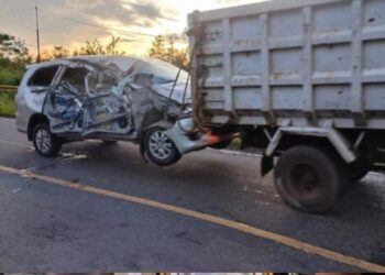 Tabrakan dan kecelakaan lalu lintas yang melibatkan dump truk dan mobil Inova di Jalan Tjilik Riwut.