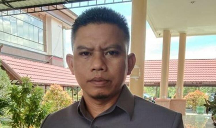 Anggota DPRD Kalteng Firdaus ketika memberikan keterangan pers, beberapa waktu lalu.