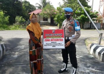 Anggota Polsek Seruyan Hilir Sosialisasi Zona Integritas kemasyarakat umum