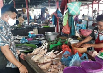 Anggota Satreskrim Polres Seruyan Laksanakan Pengecekan Bahan Pangan di Beberapa Pasar Kota Kuala Pembuang