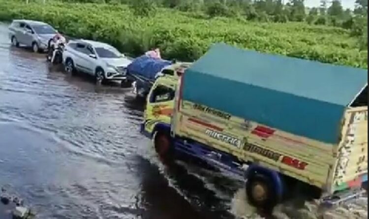 Banjir Rendam Ruas Jalan Trans Kalimantan di Pulang Pisau