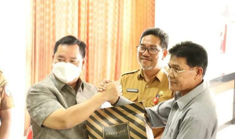 Bupati Kotim Halikinnor saat menyerahkan SK pensiun salah satu pegawai Bappenda Kotim