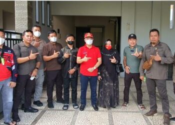 Bupati Seruyan Yulhaidir bersama Ketua TP PKK Seruyan Ny Fauziah Yulhaidir dan instansi terkait, saat foto bersama di depan bangunan rencana asrama mahasiswa Seruyan di Banjarmasin.