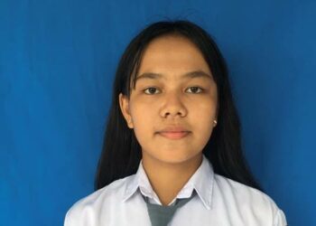 Keterangan : Foto - Meytri Luisa,siswi peserta Paskibraka Prov Kalteng 2022 yang harus nyambi jadi pekerja toko, untuk memenuhi kebutuhannya.