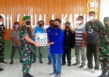 Dandim 1011 klk Letkol Kav Ferdiansyah, S.Sos menyerahkan bingkisan lebaran secara simbolis kepada Ketua PWI Kapuas Sastriono