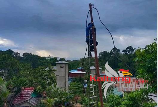 Foto - Pemasangan Jaringan Listrik di salah satu desa di Kabupaten Kotawaringin Timur, oleh petugas PLN.(Fitri).