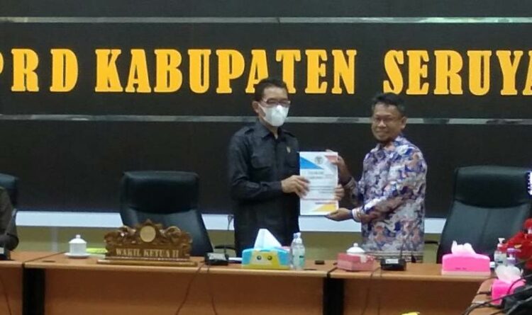 Foto - Wakil Ketua II DPRD Seruyan Muhammad Aswin menyerima penyerahan dokumen Raperda Inisiatif dari Ketua Bapemperda DPRD Seruyan Arahman