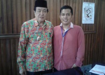 HM Taufik Mukri Semasa Hidup saat berfoto bersama koresponden Kalteng today. Com (kanan)