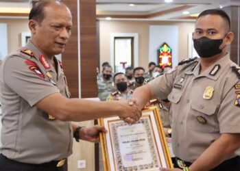 Keterangan Foto : Kapolda Kalteng Irjen. Pol. Nanang Avianto, M.Si saat menyerahkan Piagam penghargaan kepada Humas Polres Pulang Pisau, sebagai peraih peringkat satu penulis berita terbanyak kegiatan Kepolisian, Senin (23/5/2022).