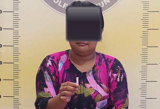 Ibu ini diduga pengedar narkoba jenis sabu-sabu, tampak malu-malu saat menjalani pemeriksaan di Mapolres Gumas