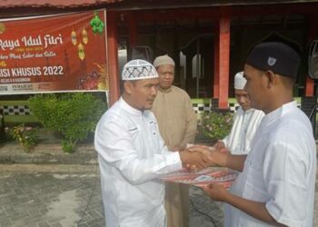 Kepala Lapas Narkotika Kelas II A Kasongan Ahmad Hardi ketika memberikan SK remisi kepada salah satu tahanan, belum lama ini.