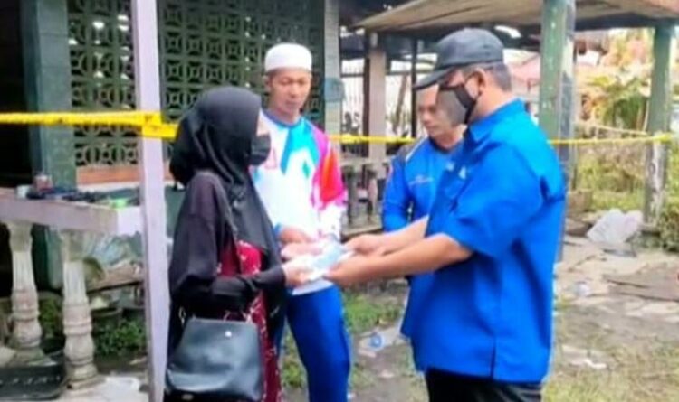 Keterangan foto - Anggota DPRD Kapuas HM Rosihan Anwar berikan bantuan kepada warga yang terdampak musibah kebakaran.IST