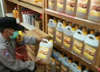 Petugas Polsek Seruyan Hulu Lakukan Pemantauan Minyak Goreng Untuk Antisipasi Kelangkaan