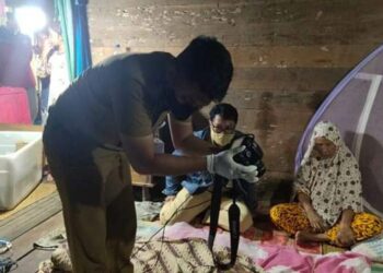 Petugas dari Disdukcapil Kotim saat melakukan perekaman KTP di Desa Pelangsian Kecamatan MB Ketapang