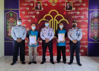 Petugas lapas Kelas II B Sampit saat menyerahkan SK Remisi kepada WBP