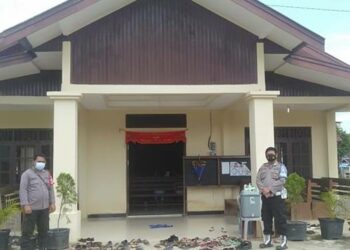 Polsek Marikit ketika melakukan pengawasan dan pengamanan di sejumlah tempat ibadah di Tumbang Hiran, Jumat