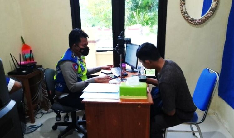 Proses identifikasi Pemohon SIM di Satpas Polres Seruyan